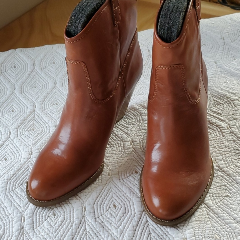 NWOT Bandolio wedge booties